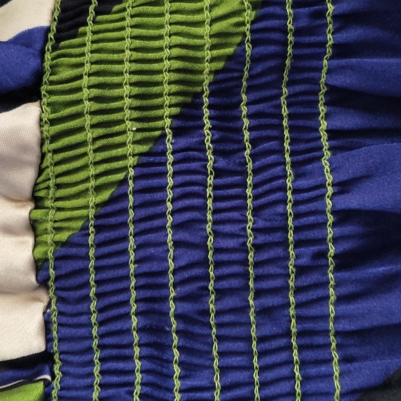 Retro print multicolor silky sleeveless top, tie neck, elasticized band at hip - Picture 5 of 5